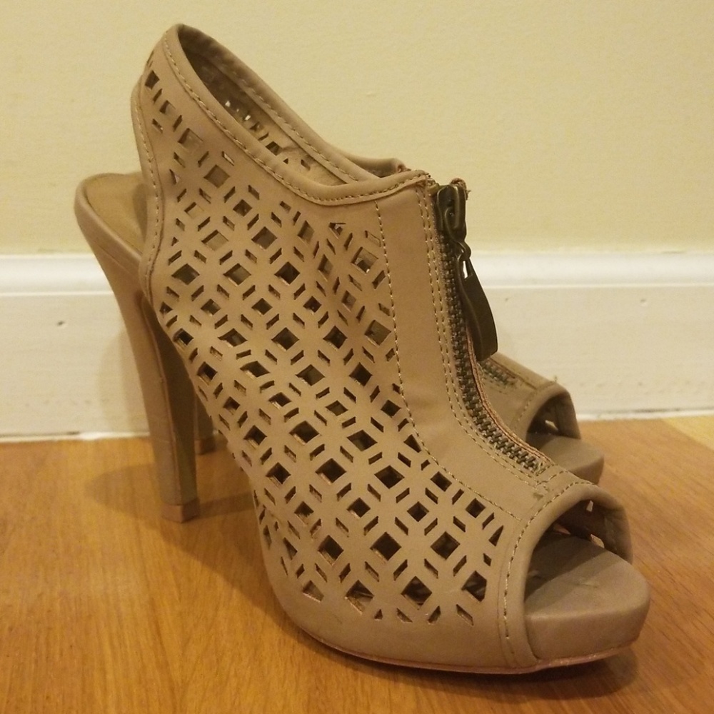 Spring brand tan/taupe perforated open toe heel